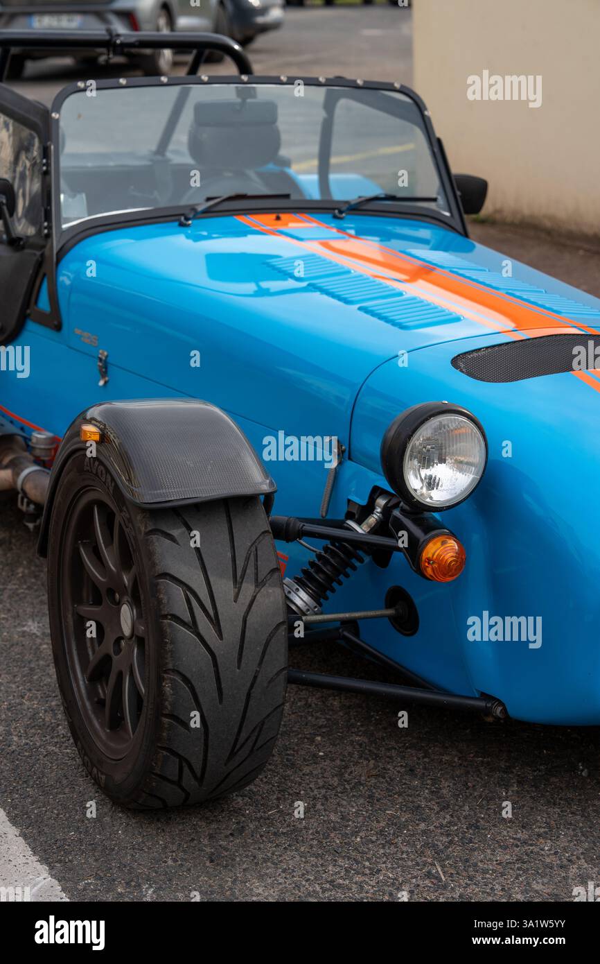Ein blauer Vintage-Sportwagen, der in La Roche-Guyon geparkt ist und das Wesen des französischen Automobilcharmans in historischer Architektur einspiegelt Stockfoto