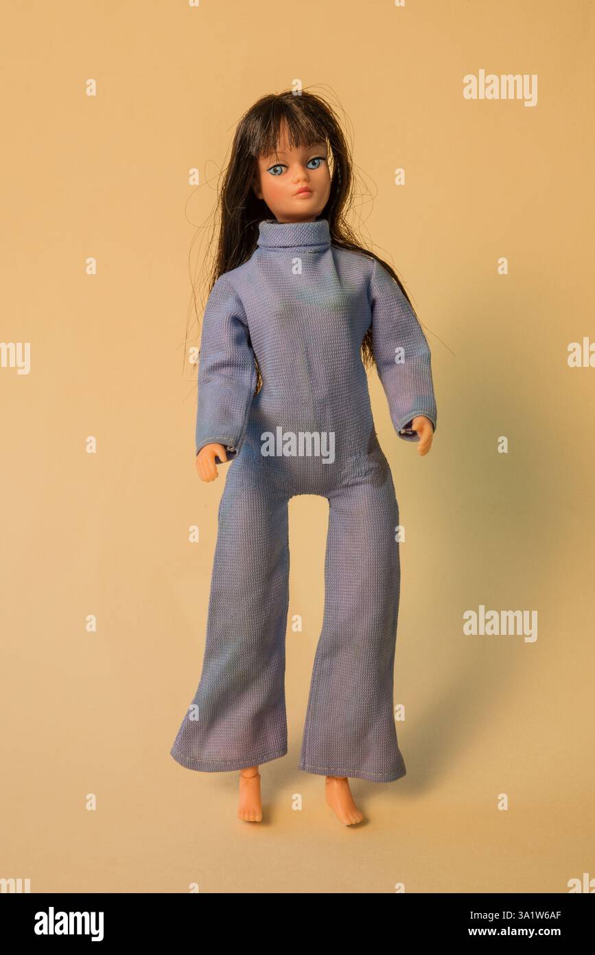 1970er Jahre Action Girl Puppe im blauen Hosenanzug von Palitoy Stockfoto