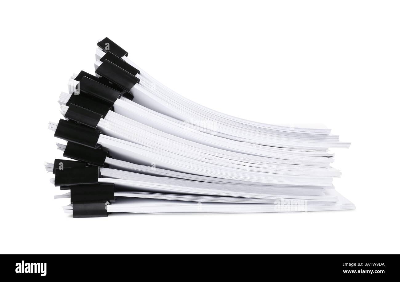 Binderklemmen mit isolierten Papierbögen auf weiß Stockfoto