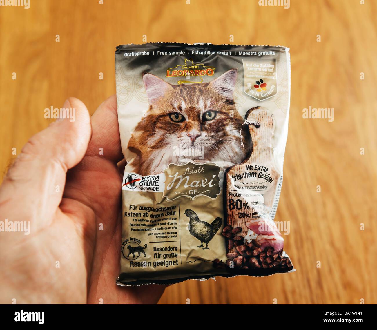Paris, Frankreich - 12. Februar 2025: Hand halten Leonardo Maxi-Katzenfutter für Erwachsene mit Text in mehreren Sprachen, einschließlich kostenloser Probe und extra frisches Geflügel. Stockfoto