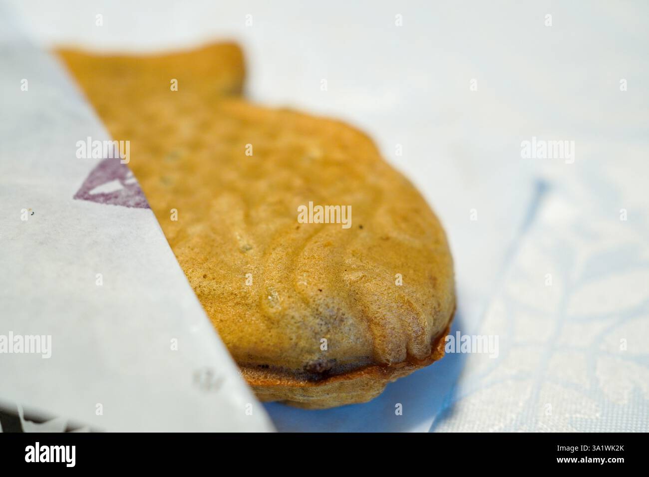 Taiyaki , Japans fischförmiges Süßes-Leckerli, Ein japanischer fischförmiger Grillkuchen, der traditionell mit roter Bohnenpaste namens Anko gefüllt ist Stockfoto