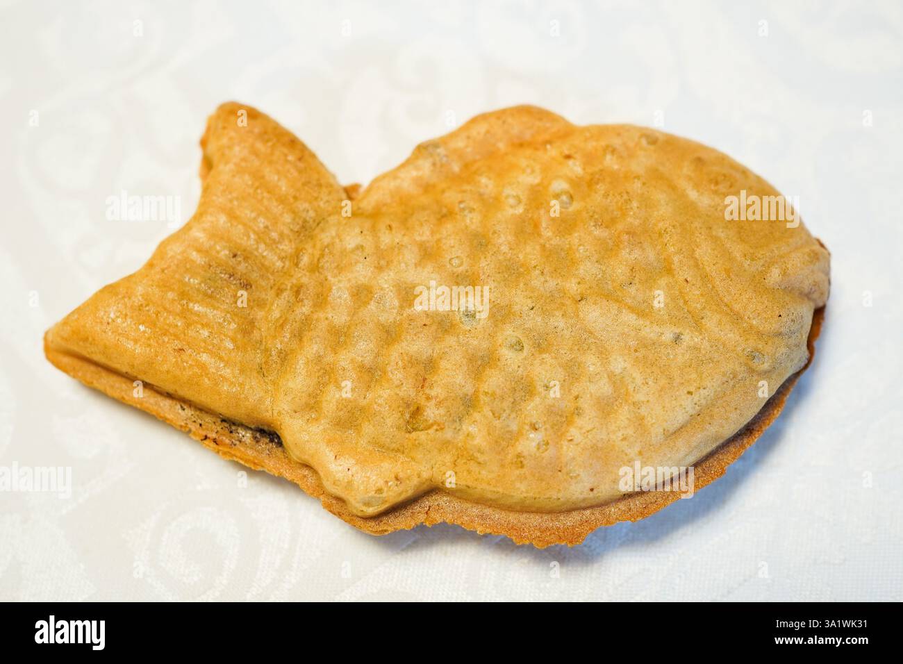 Taiyaki , Japans fischförmiges Süßes-Leckerli, Ein japanischer fischförmiger Grillkuchen, der traditionell mit roter Bohnenpaste namens Anko gefüllt ist Stockfoto