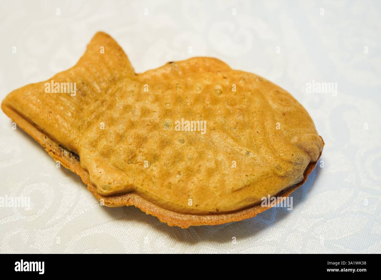Taiyaki , Japans fischförmiges Süßes-Leckerli, Ein japanischer fischförmiger Grillkuchen, der traditionell mit roter Bohnenpaste namens Anko gefüllt ist Stockfoto