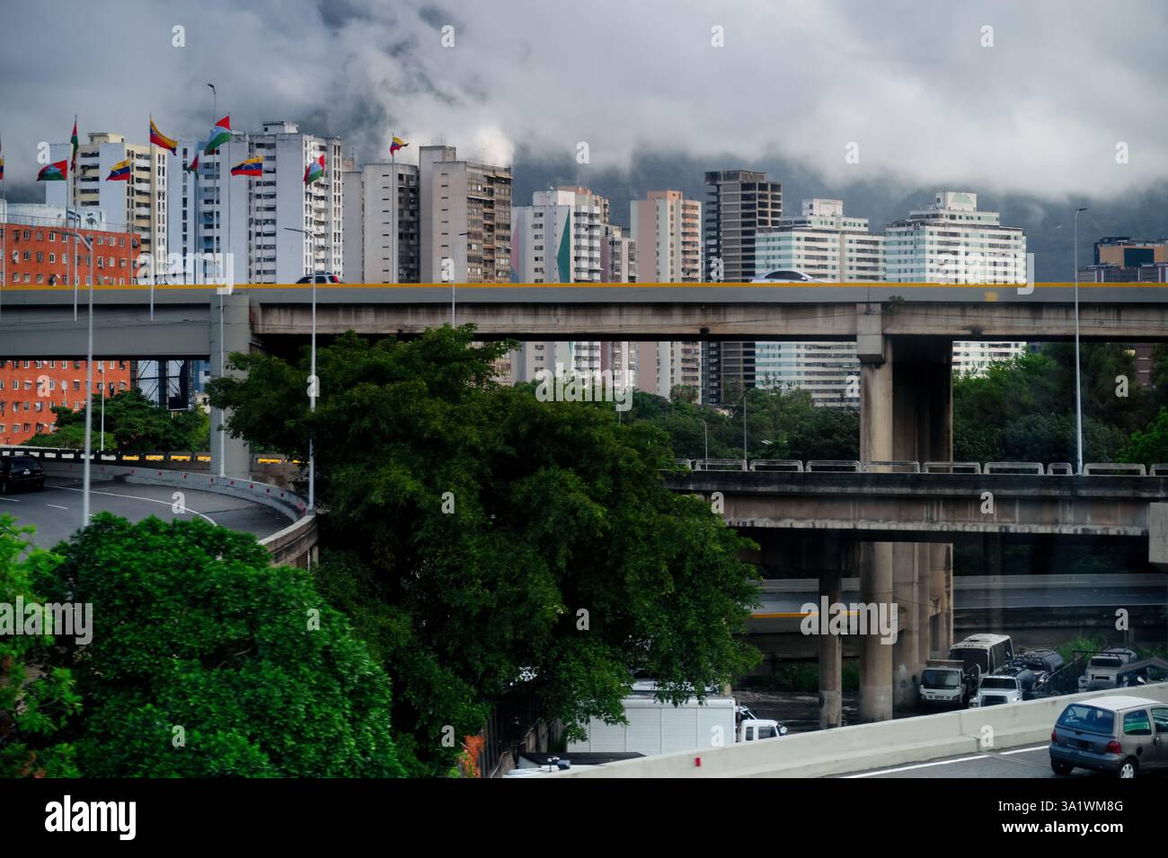 Das moderne Zentrum der Hauptstadt Venezuelas, die Autobahn in Caracas, hohe Gebäude in der Großstadt. Stockfoto Das moderne Zentrum der Hauptstadt Venezuelas, die Autobahn in Caracas, hohe Gebäude in der Großstadt. Stockfoto