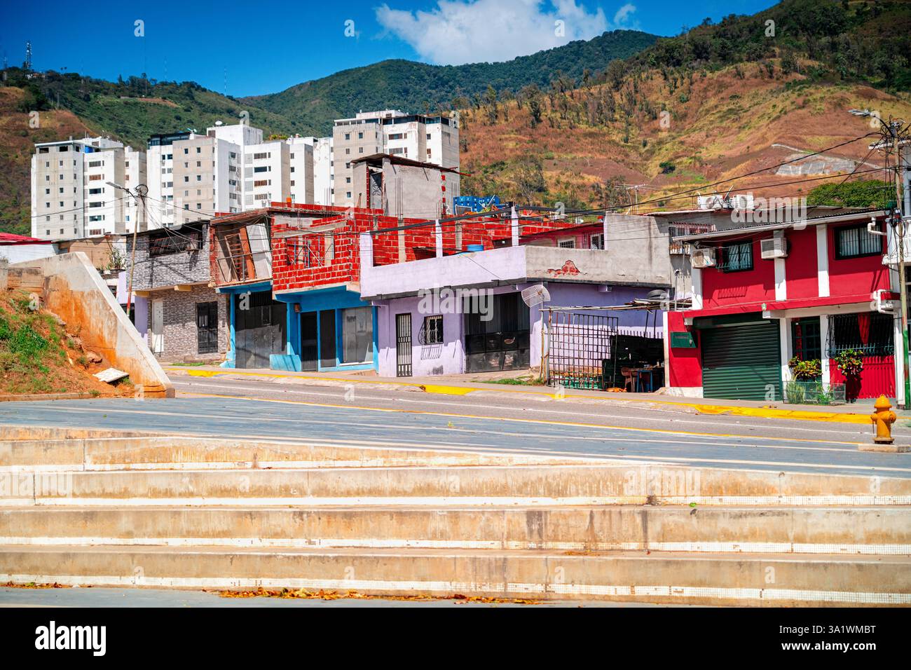 Das Leben auf den Straßen armer Städte Lateinamerikas. Slums, Caracas, Venezuela. Stockfoto Das Leben auf den Straßen armer Städte Lateinamerikas. Slums, Caracas, Venezuela. Stockfoto