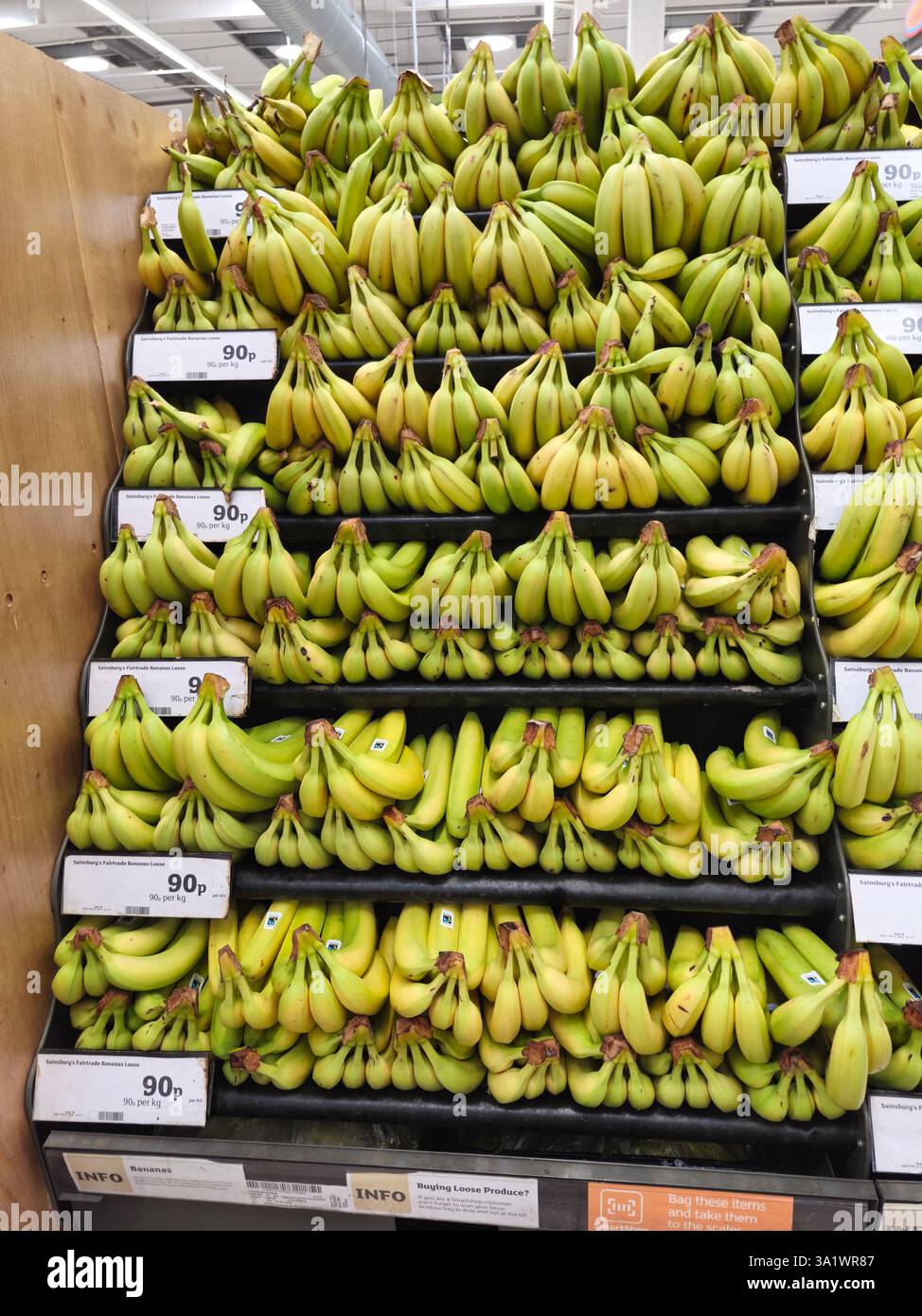 Sainsburys Fairtrade-Bananen werden in Supermarktregalen verkauft - Smartphone-aufgenommenes Stockfoto