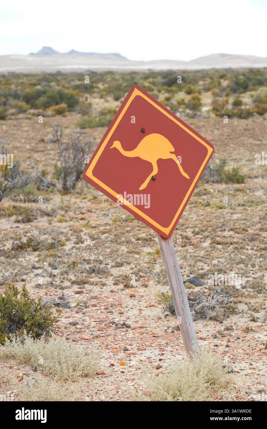 Ein Warnschild für choike Tiere im Bosques Petrificados de Jaramillo Nationalpark, Santa Cruz, Deseado, Patagonien, Argentinien. Stockfoto