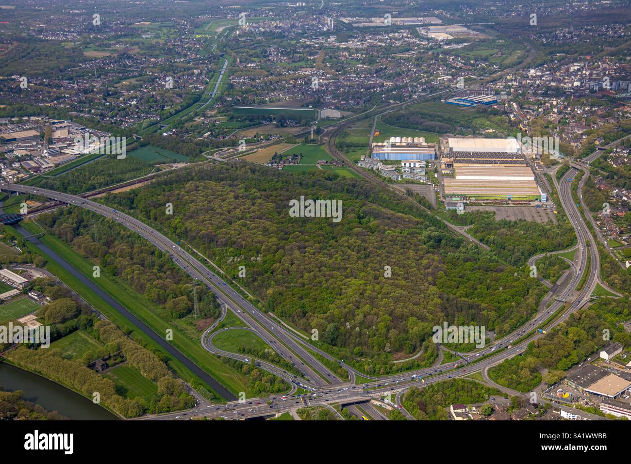 Aus der Vogelperspektive, Werksgelände MAN Energy Solutions Baustelle mit Neubau an der Steinbrinkstraße und Freiwiese mit Waldfläche, dist Stockfoto
