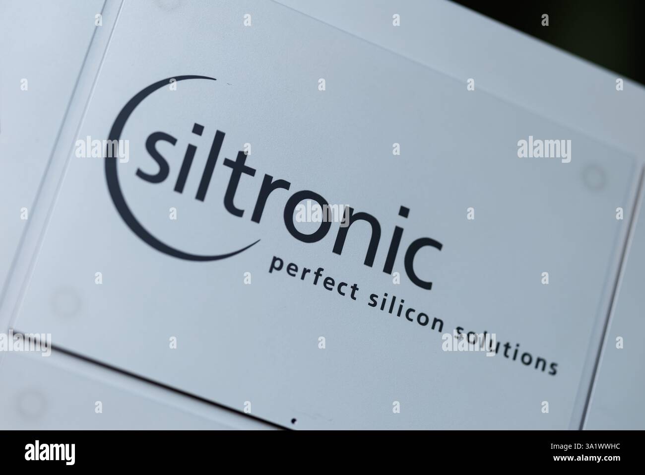 München, Deutschland. März 2025. Das Logo der Siltronic AG mit der Aufschrift „perfekte Siliziumlösungen“ ist in München (Bayern) auf der Stele am Firmensitz in München zu sehen. Die Gruppe ist der weltweit drittgrößte Hersteller von Wafern für die Halbleiterindustrie. Quelle: Matthias Balk/dpa/Alamy Live News Stockfoto