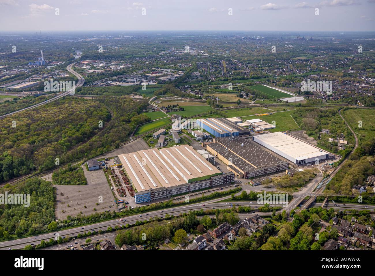 Luftansicht, Werksbaustelle MAN Energy Solutions mit Neubau an der Steinbrinkstraße und Freiwiese, Fernsicht, Sterkrade mit Stockfoto