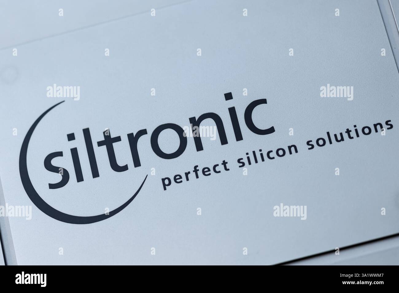 München, Deutschland. März 2025. Das Logo der Siltronic AG mit der Aufschrift „perfekte Siliziumlösungen“ ist in München (Bayern) auf der Stele am Firmensitz in München zu sehen. Die Gruppe ist der weltweit drittgrößte Hersteller von Wafern für die Halbleiterindustrie. Quelle: Matthias Balk/dpa/Alamy Live News Stockfoto