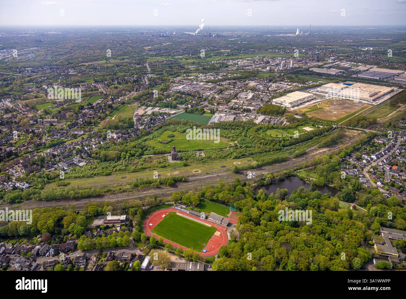 Aus der Vogelperspektive, Zeche und historischer Grubenkopfrahmen des Bergwerks Sterkrade, Eisenbahngleise und Güterzug, Industriegebiet, Baustelle für Pi Stockfoto
