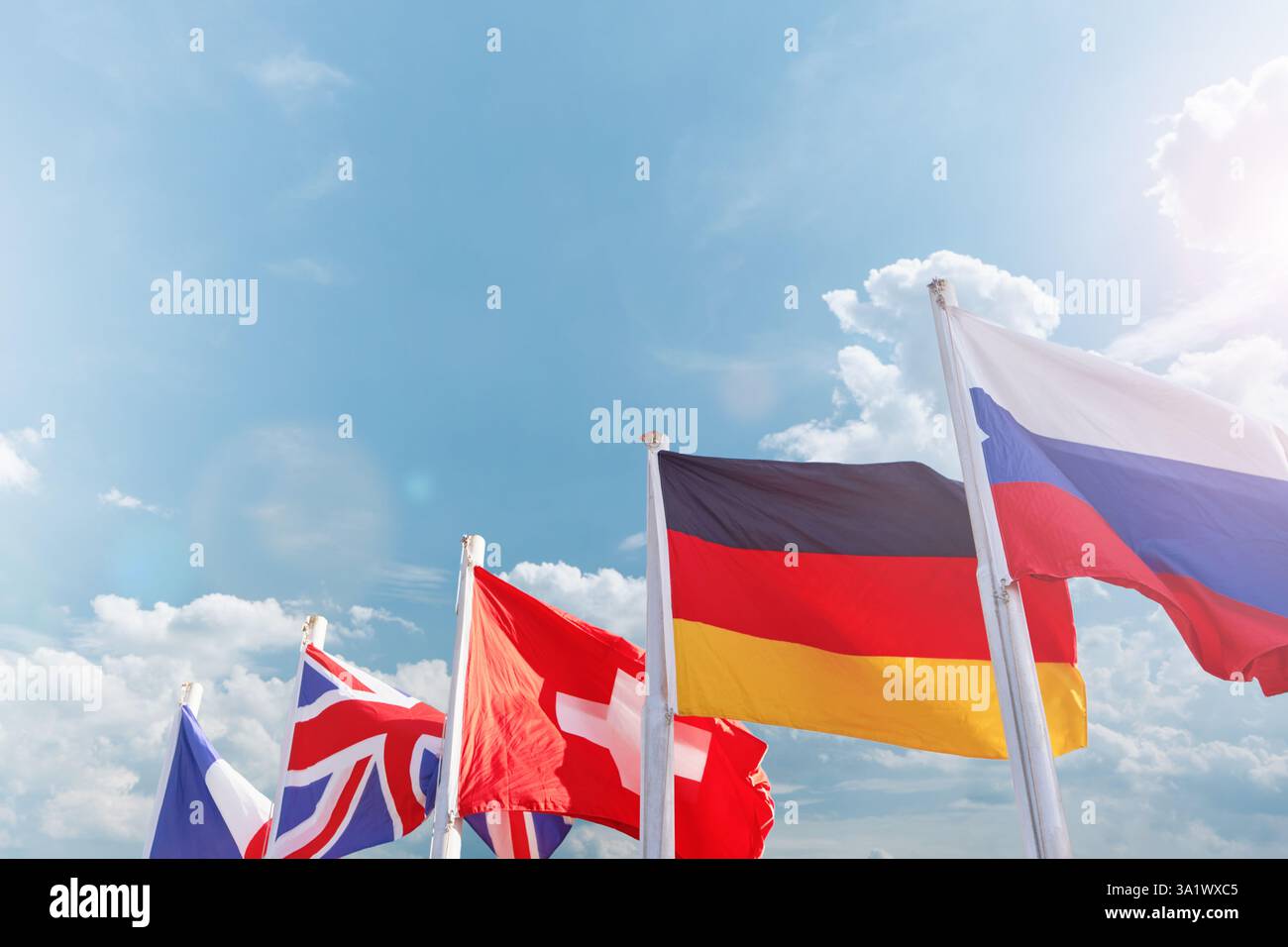 Flaggen verschiedener europäischer Länder vor dem Hintergrund des blauen Sonnenhimmels. Internationales Flags-Konzept. Set von Flags. Stockfoto