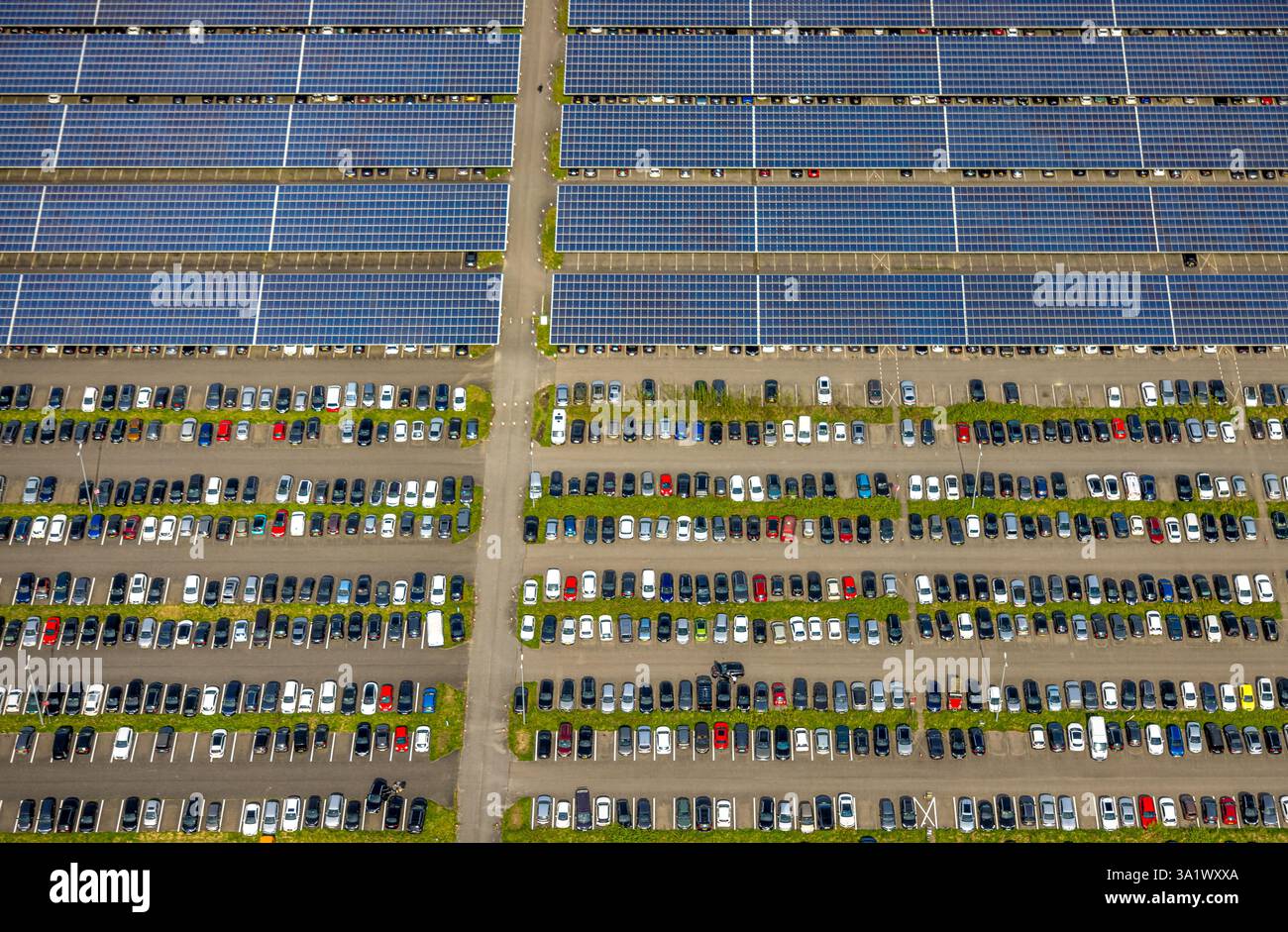 Luftaufnahme, Airport Weeze, Ryanair Airline, Solarpark und Parkplätze, Baal, Weeze, Niederrhein, Nordrhein-Westfalen, Deutschland Stockfoto