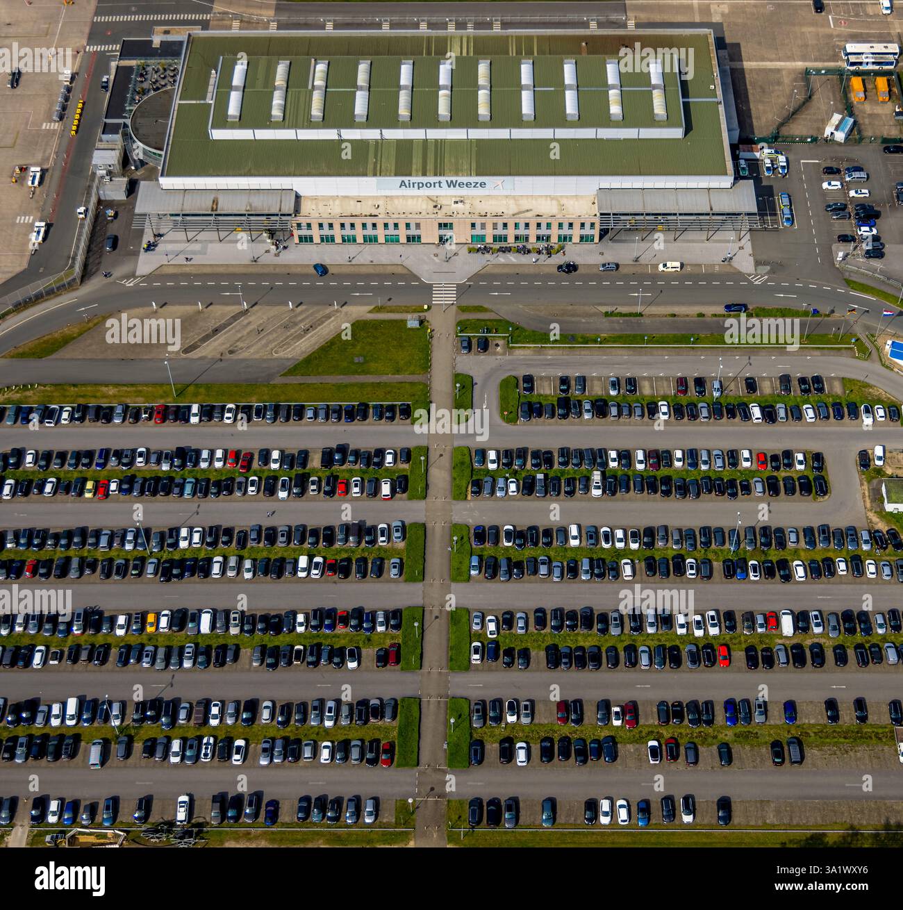 Luftaufnahme, Airport Weeze, Ryanair Airline, Terminal Check-in Halle und Parkplätze, Baal, Weeze, Niederrhein, Nordrhein-Westfalen, Deutschland Stockfoto