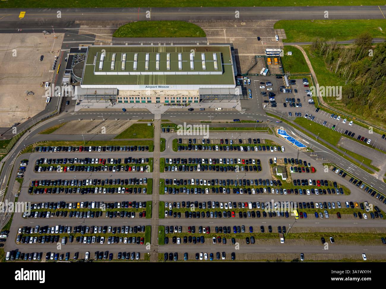 Luftaufnahme, Airport Weeze, Ryanair Airline, Terminal Check-in Halle und Parkplätze, Baal, Weeze, Niederrhein, Nordrhein-Westfalen, Deutschland Stockfoto