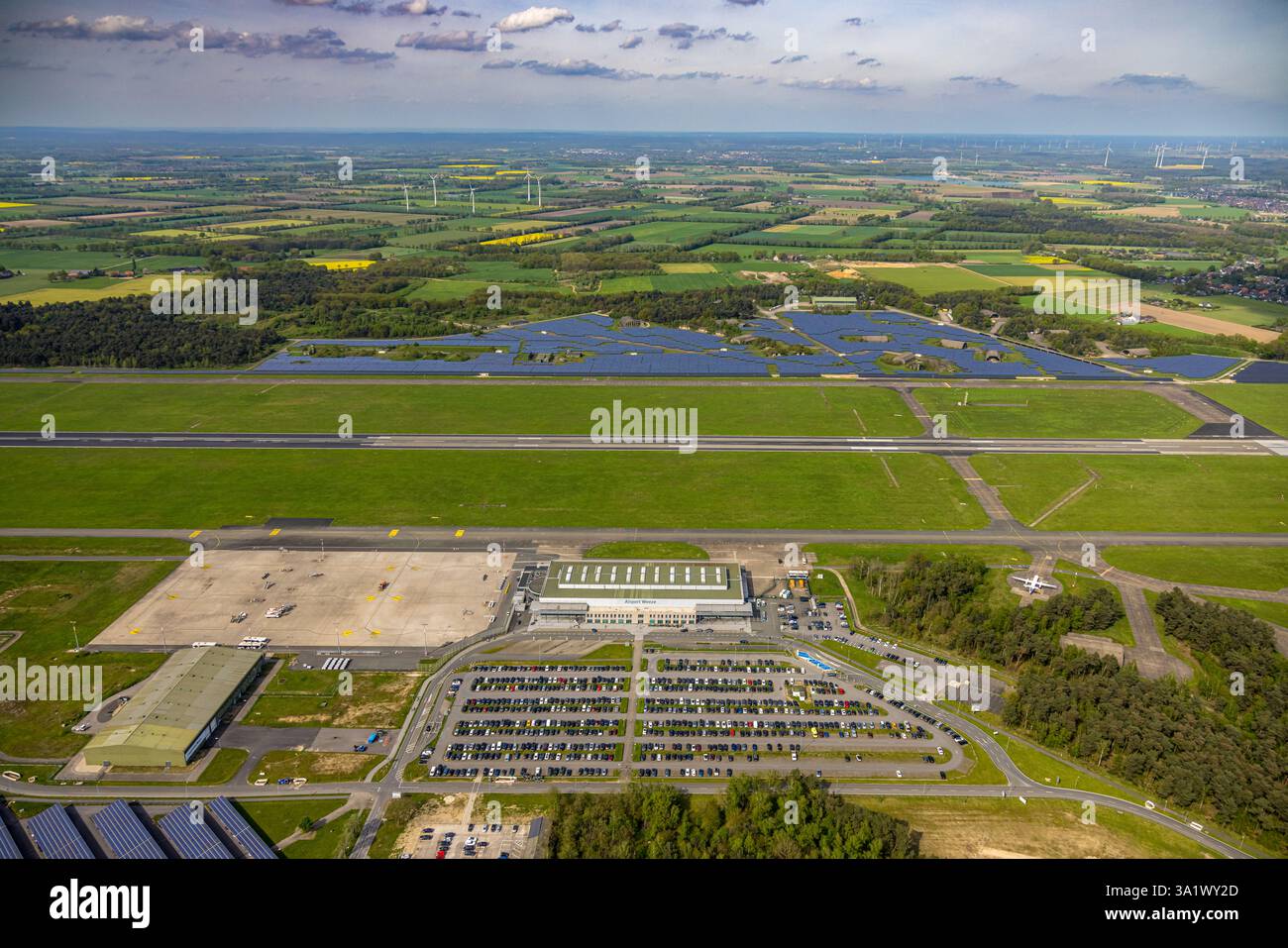 Luftaufnahme, Airport Weeze, Ryanair Airline, Landebahn und Landebahn, Solarpark und Terminal-Abfertigungshalle, Parkplätze, Wiesen und Felder mit di Stockfoto