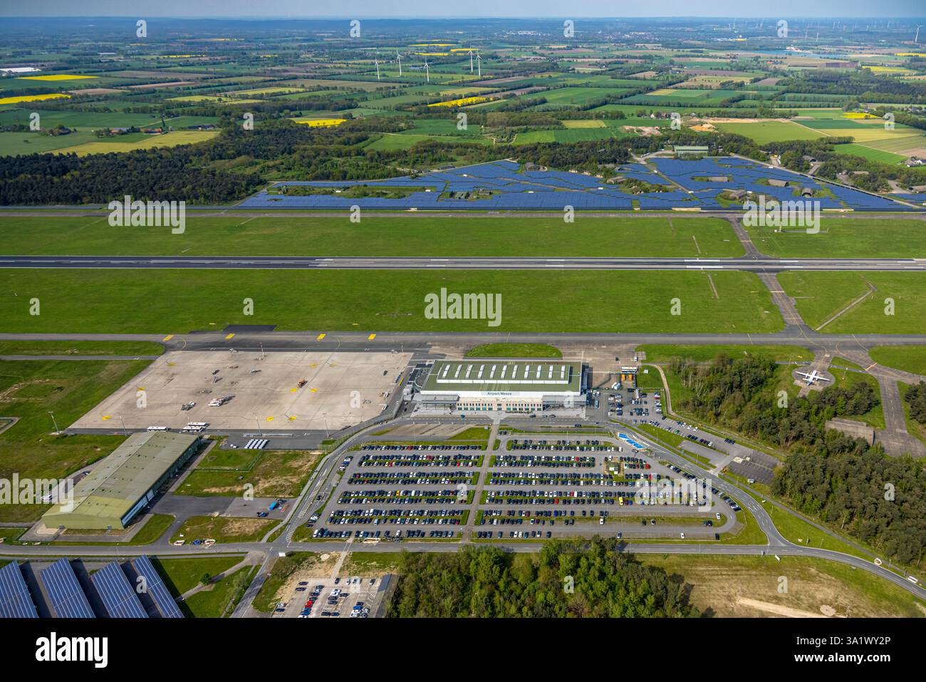 Luftaufnahme, Airport Weeze, Ryanair Airline, Landebahn und Landebahn, Solarpark und Terminal-Abfertigungshalle, Parkplätze, Wiesen und Felder mit di Stockfoto