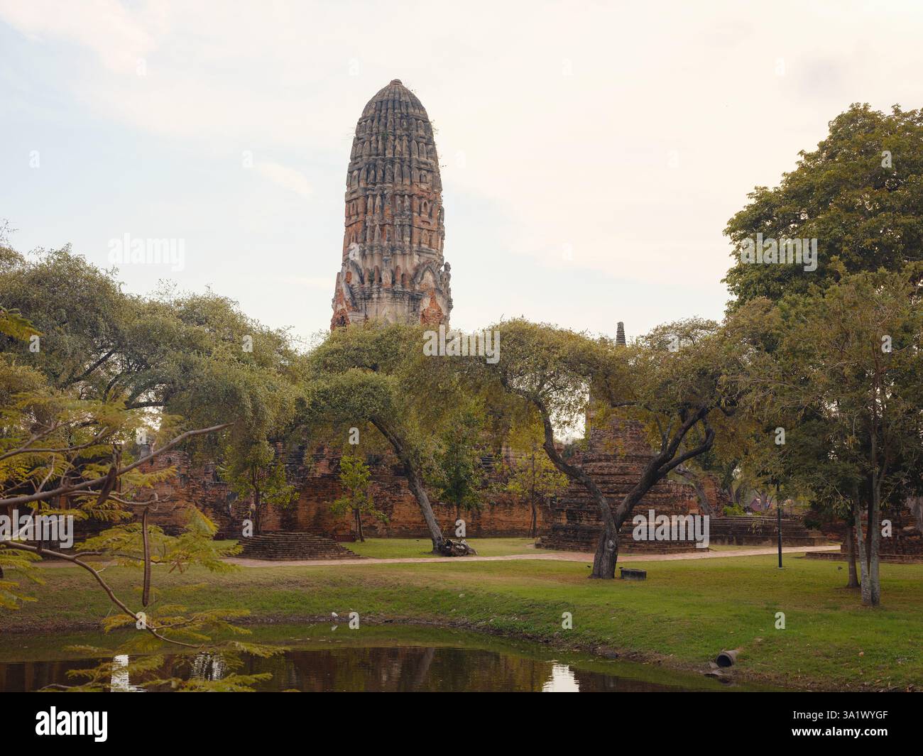 Wat Phra RAM Ayutthayas antike Tempel und berühmte Wahrzeichen, mit komplizierter Architektur, historischen Ruinen und kulturellem Erbe in ruhigem geldautomaten Stockfoto