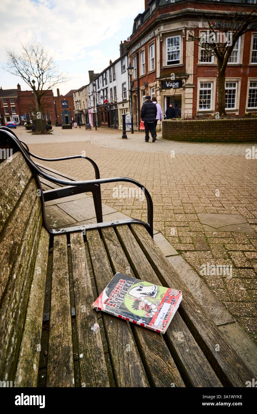 Weltbuchtag. Buch links auf der Bank, um gefunden zu werden, und lies es dann an einen anderen Leser weiter Stockfoto