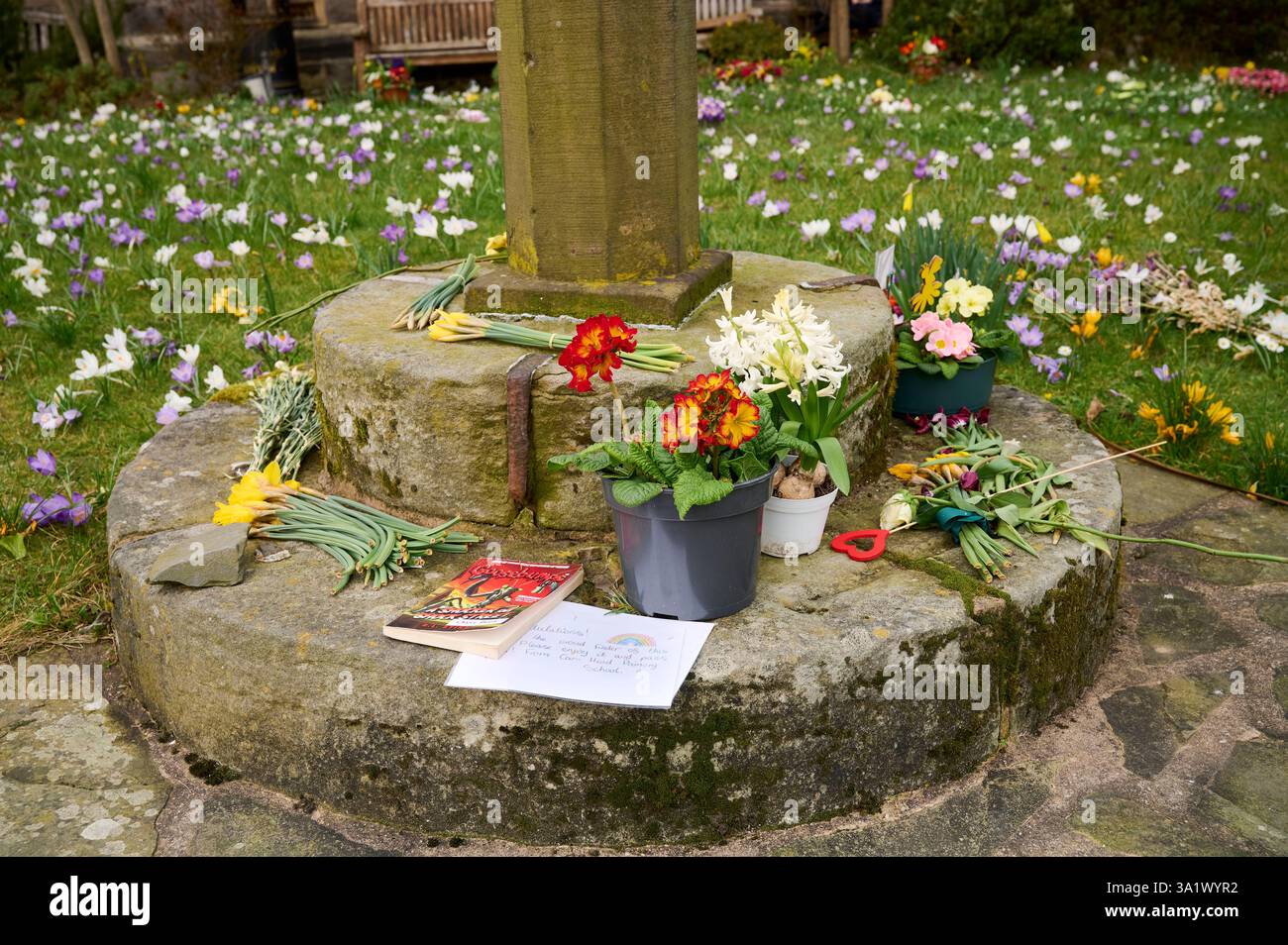 Weltbuchtag. Das Buch liegt auf dem Kirchhof, um es vorgelesen und einem anderen Leser vorgeführt zu werden Stockfoto