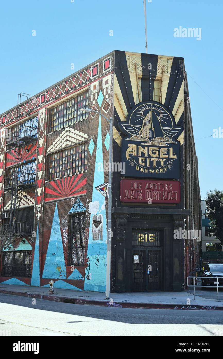 LOS ANGELES, KALIFORNIEN - 8. März 2025: Die Angel City Brewery befindet sich im historischen John A. Roebling Building im Downtown Arts District. Stockfoto