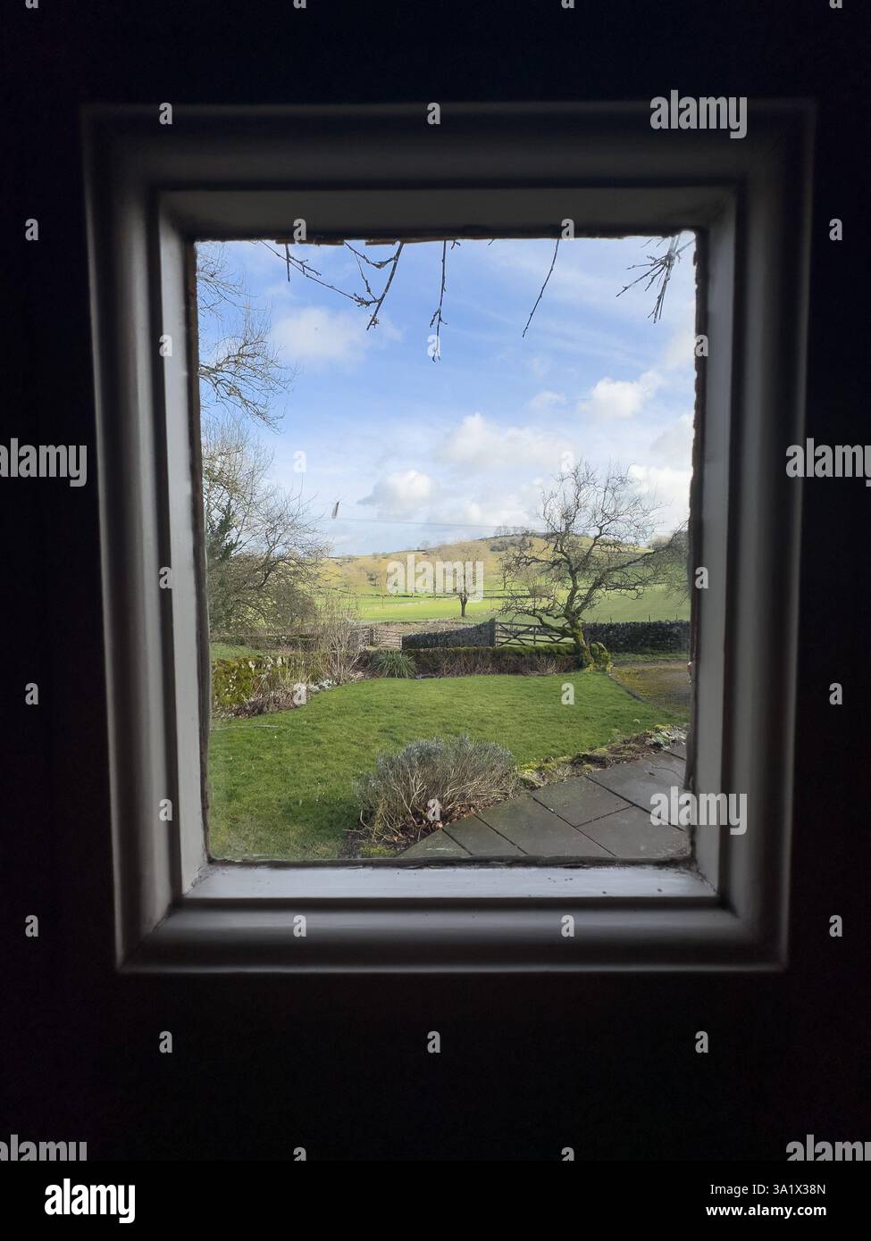 Derbyshire, Großbritannien - 01. Feb 2025 - ländliche Landschaft des British Peak District in Derbyshire mit Bauernhöfen und Steinmauern Stockfoto
