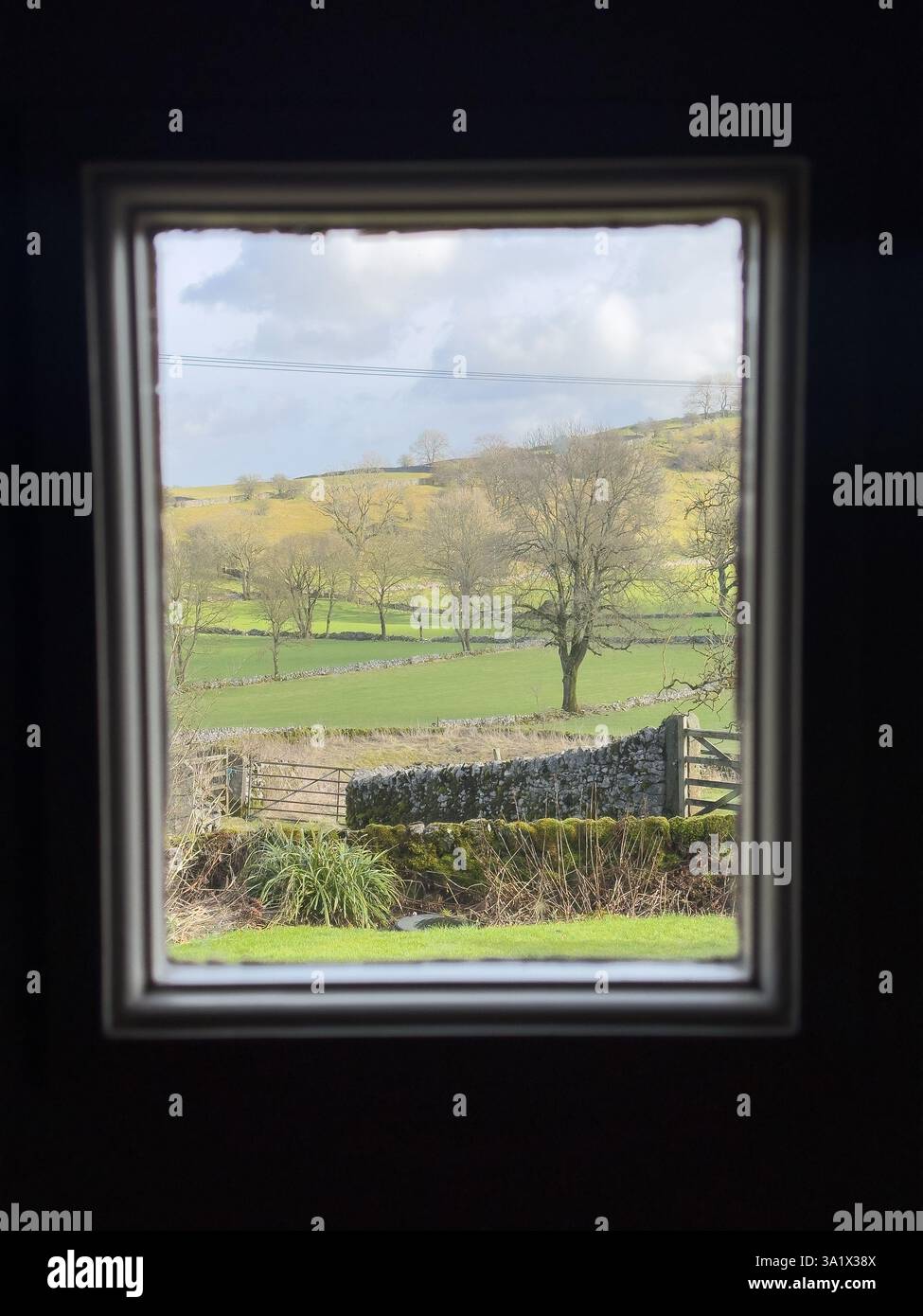 Derbyshire, Großbritannien - 01. Feb 2025 - ländliche Landschaft des British Peak District in Derbyshire mit Bauernhöfen und Steinmauern Stockfoto