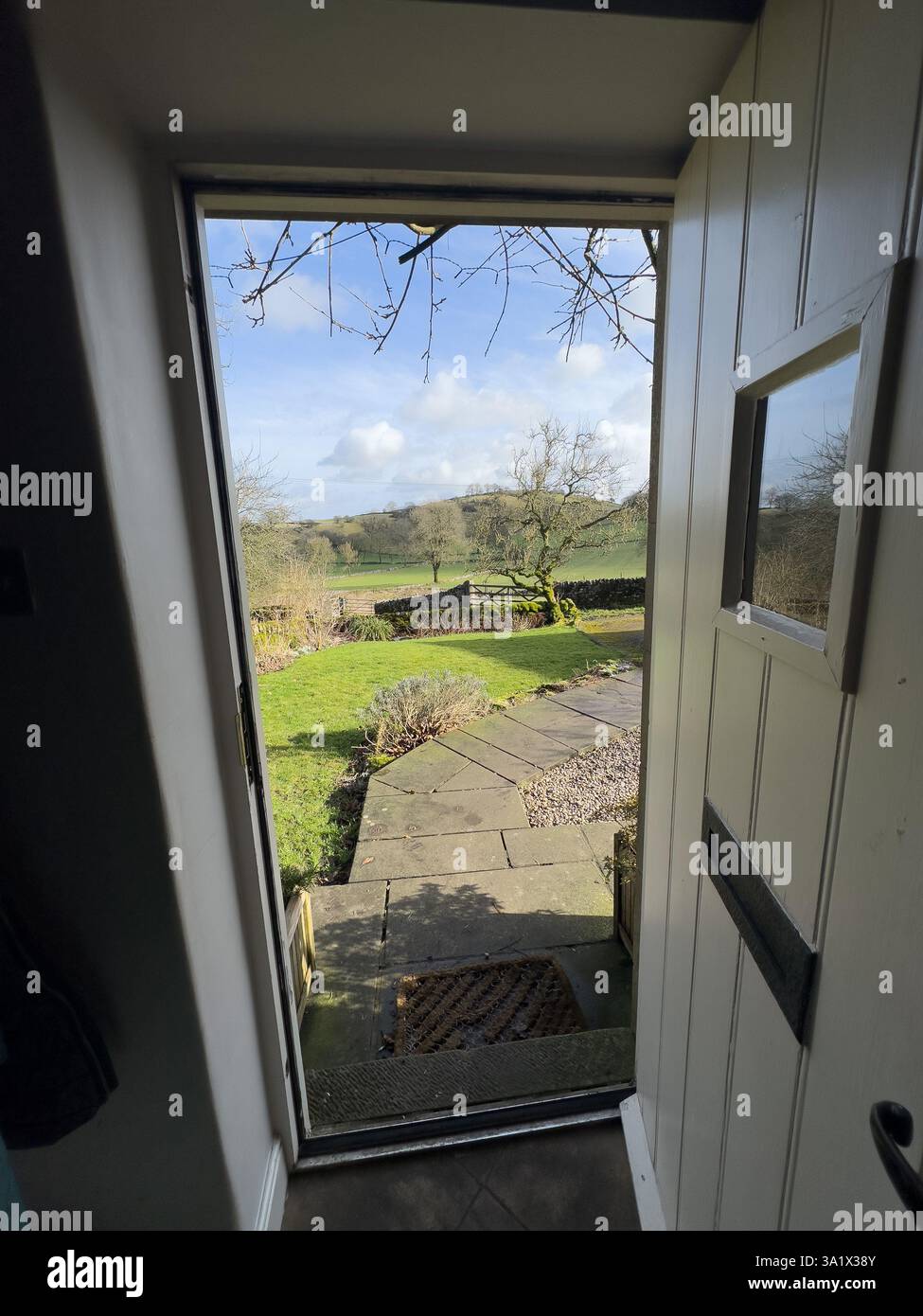 Derbyshire, Großbritannien - 01. Feb 2025 - ländliche Landschaft des British Peak District in Derbyshire mit Bauernhöfen und Steinmauern Stockfoto