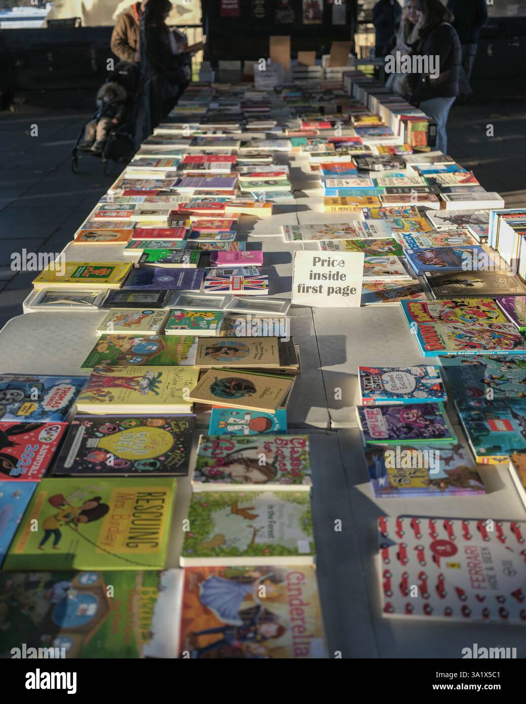 29. November 2024 - der Buchmarkt auf der Londons Southbank verkauft gebrauchte Bücher. Stockfoto