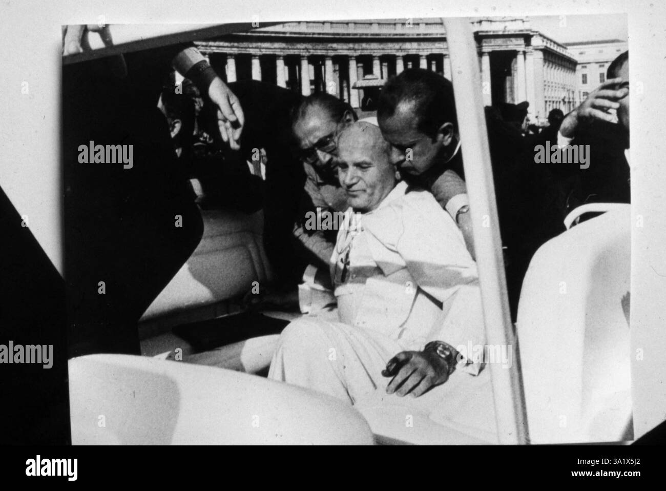 13 Maggio 1981 Roma Archivio Storico Olycom/Lapresse Papa Giovanni Paolo II (nato Karol Józef Wojtyla, Wadowice, 18 maggio 1920 - Città del Vaticano, 2 april 2005) è stato il 264° Papa della Chiesa cattolica e vescovo di Roma, 6° sovrano dello Stato della Città del Vaticano. Fu eletto Papa il 16 ottobre 1978. In seguito alla causa di beatificazione, il 1° maggio 2011 è stato beatificato dal suo succore Papa Benedetto XVI; viene festeggiato nel giorno del suo insediamento, il 22 ottobre. Nella storia della Chiesa, non accadeva da circa un Millennio che un Papa proclamasse beato il proprio i Stockfoto