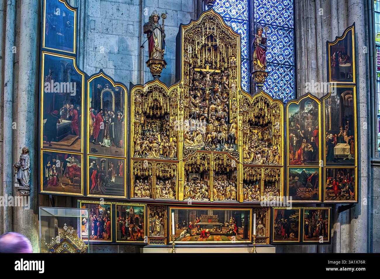 Der goldene Altar des heiligen Agilulf, der dem heiligen Bischof von Köln gewidmet ist. Es zeigt Szenen aus dem Leben und der Leidenschaft Christi. Köln, Deutschland, E Stockfoto