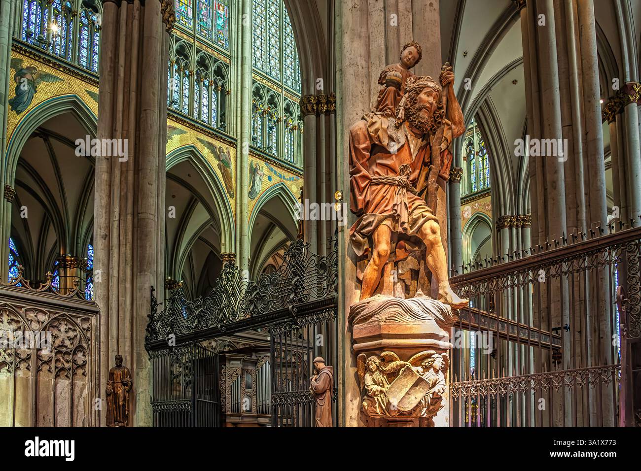 Hölzerne Statue des heiligen Christophorus mit dem Jesuskind im eleganten Kölner Dom, religiöse Skulptur. Köln, Deutschland, Europa Stockfoto