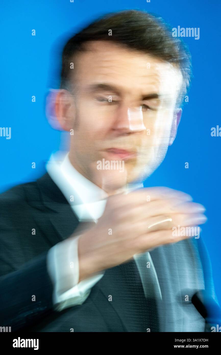 Foto mit einem unscharfen Antrag des französischen Präsidenten Emmanuel Macron auf dem Gipfeltreffen der Staats- und Regierungschefs der Europäischen Union in Europa Stockfoto