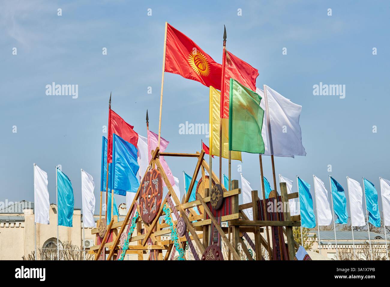 Nooruz-Feier, festliche Fahnen auf dem Ala-Too Stadtplatz. Bischkek, Kirgisistan Stockfoto