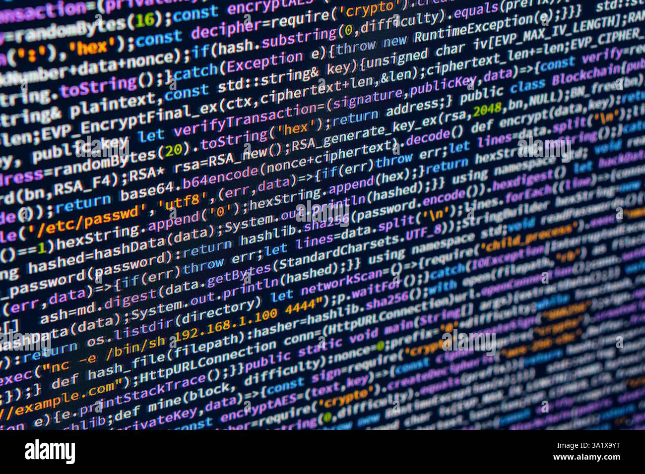 Ein Nahbild eines komplexen C-Code-Snippets mit langen Zeilen farbenfrohen Texts, in dem Funktionen, Variablen und Kommentare hervorgehoben werden Stockfoto