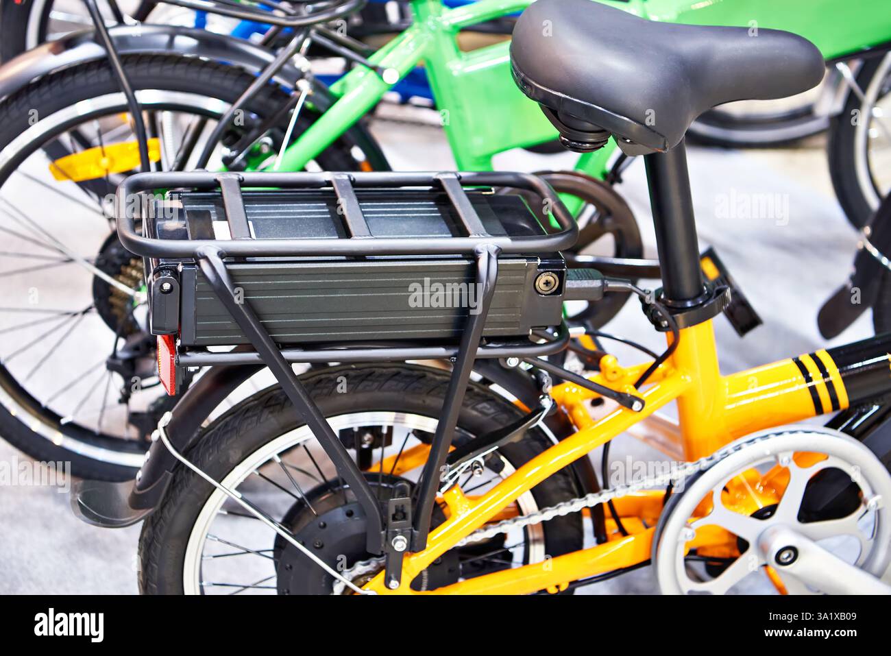 Lithium-Ionen-Batterie auf dem Fahrrad Gepäckträger Stockfoto