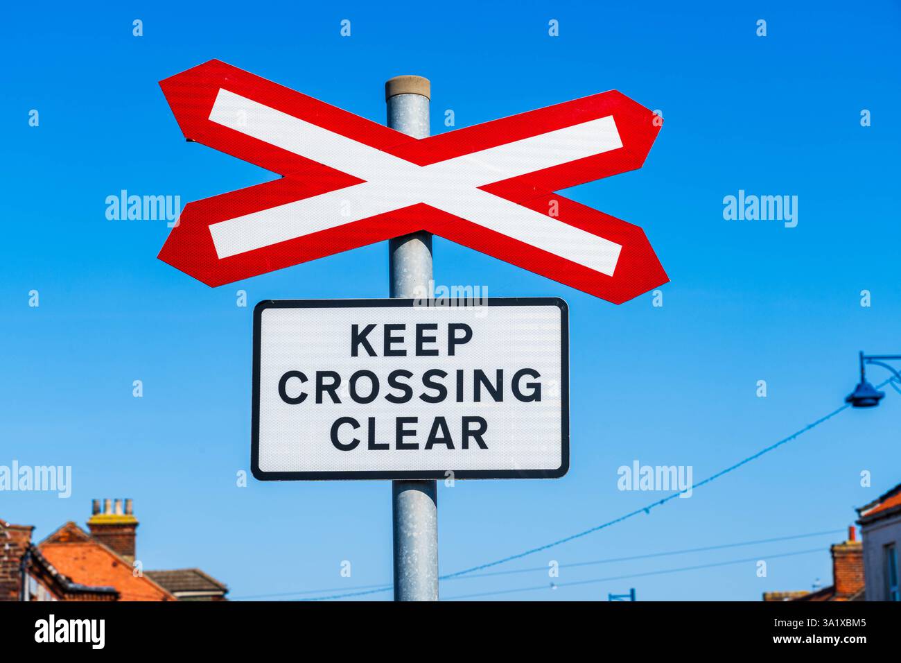 Bahnhofsschild Keep Crossing Clear, UK Train Crossing Schild, Railway Warning Wegweiser Stockfoto