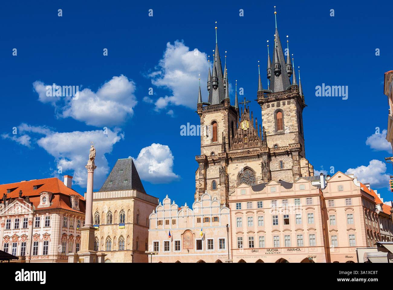 Altstädter Ring mit der Kirche unserer Lieben Frau vor den gotischen Doppeltürmen von Tyn und Mariensäule und der Prager Zentralgalerie Stockfoto