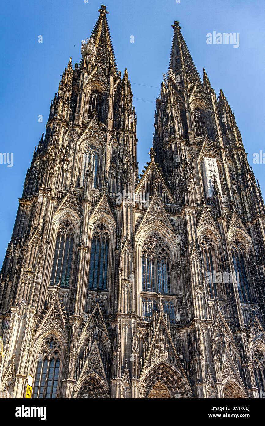 Die Fassade des Kölner Doms mit seinen zwei Türmen und gotischer Architektur. Köln, Deutschland, Europa Stockfoto