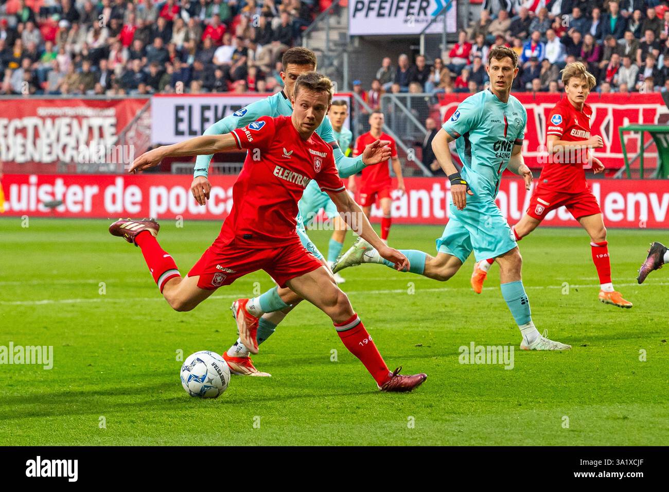 Enschede, Niederlande. März 2025. ENSCHEDE, Stadion Grolsch Veste, 09-03-2025, Saison 2024/2025, niederländischer Eredivisie Football während des Spiels Twente - Almere City, FC Twente Spieler Mathias Kjolo Credit: Pro Shots/Alamy Live News Stockfoto