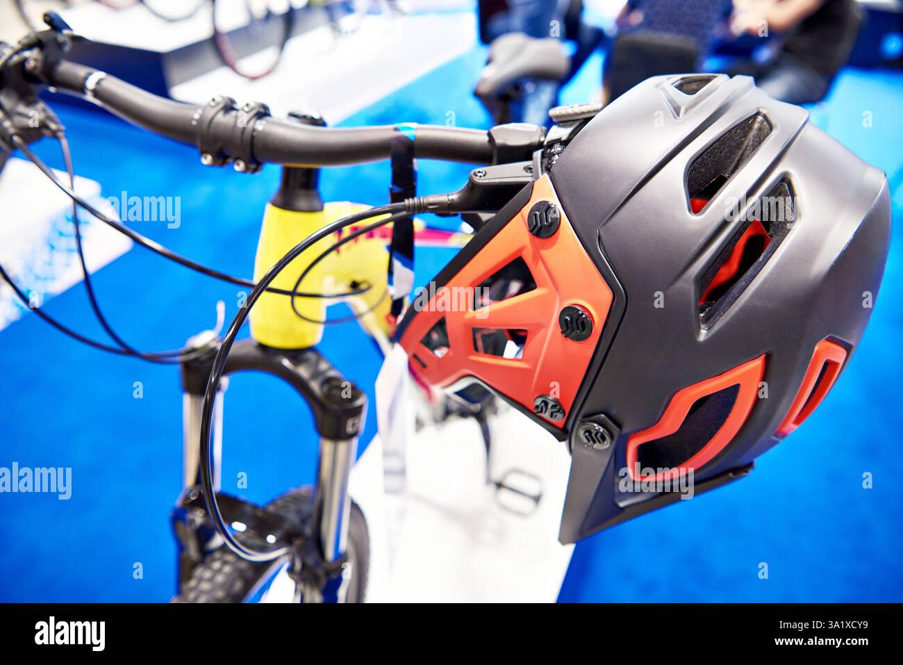Schutzhelm und Sportfahrrad Stockfoto