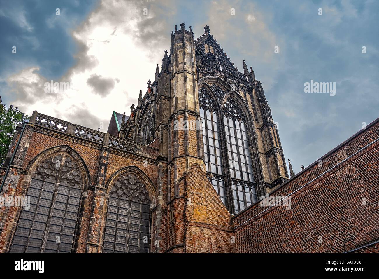Blick von unten auf den Utrechter Dom, eines der Wahrzeichen der Stadt, mit gotischer Architektur. Utrecht, Niederlande, Europa Stockfoto
