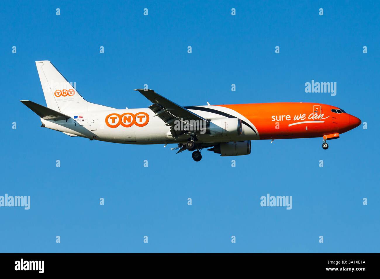 Budapest, Ungarn - 29. August 2014: Frachtflugzeug von TNT Airways am Flughafen. Luftfracht und Versand. Luftfahrt und Luftfahrt. Transportindustrie. Fliegen und Stockfoto