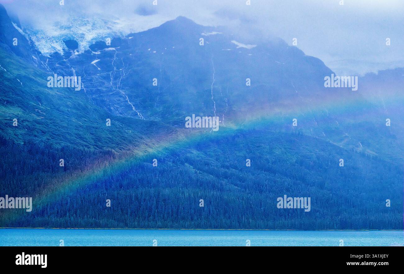 Regnerisches Wetter und ein Regenbogen im Prince William Sound und Chugach National Forest Stockfoto