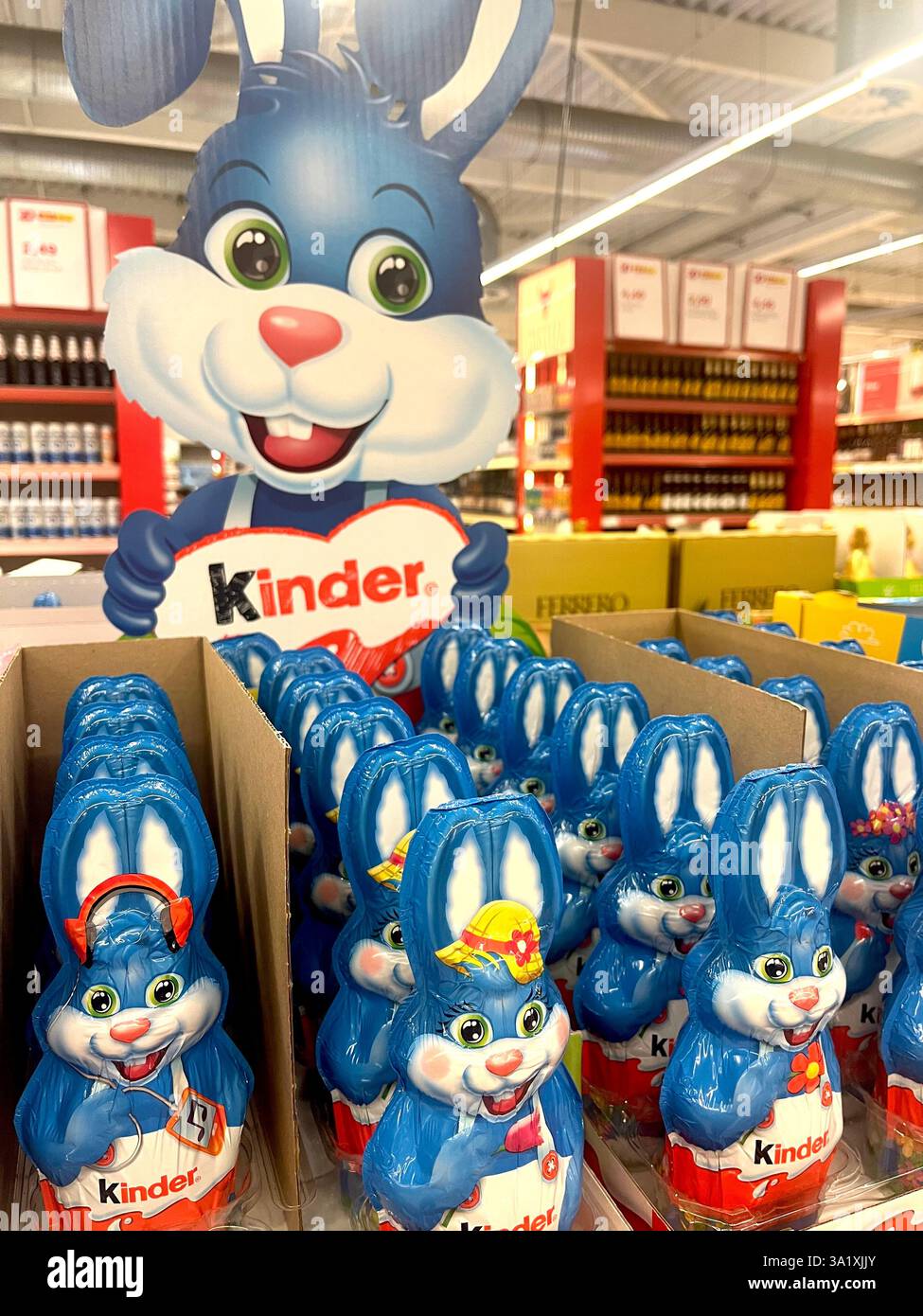 2025 Kinder, Ostern, Pralinen, Osterspezialitäten, Osterschokoladen, Schokoladenprodukte, Kinder Ostereier, Ostereier, traditionelle Süßigkeiten Stockfoto