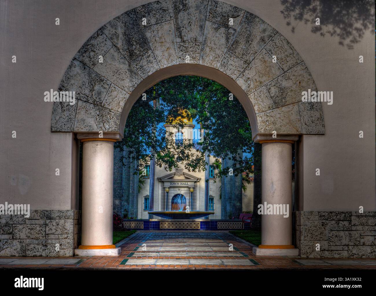 Blick durch den Bogen auf dem Sanborn-Platz auf das Alte Rathaus in der Innenstadt von Boca Raton Stockfoto