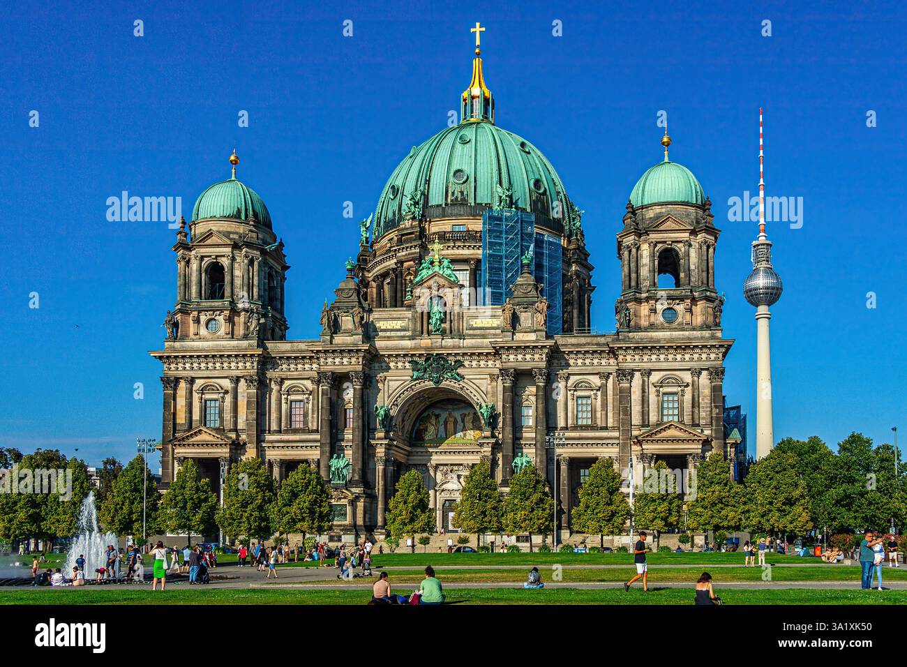 Der Berliner Dom und der Fernsehturm, ein architektonischer Kontrast zwischen dem historischen Denkmal und der modernen Kommunikationsstruktur. Berlin Stockfoto