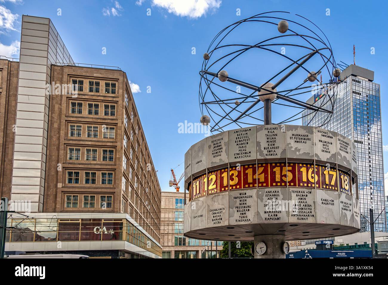 Die Urania Weltzeituhr ist eine Weltzeituhr am Alexanderplatz, die internationale Zeitzonen anzeigt und im Metallic-Design gehalten ist. Berlin, Deutschland, Europa. Stockfoto