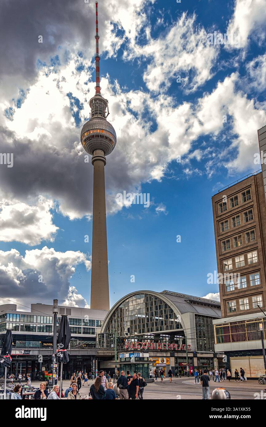 Der Berliner Fernsehturm steht hoch über dem Bahnhof Alexanderplatz. Das Wahrzeichen der Stadt Berlin ist immer voll mit Touristen und Reisenden. Berlin, Deutschland Stockfoto